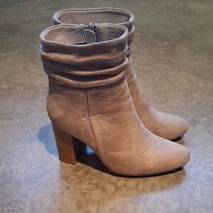 Tan Heeled Boots with Chunky Heel and Side Zipper